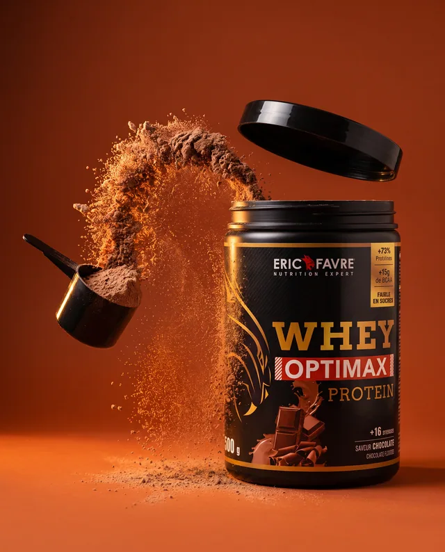 Une composition chocolatée où la poudre dessine un mouvement autour du produit.