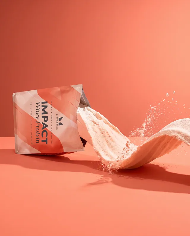 Une vague de poudre prolonge le mouvement du produit dans une palette corail.