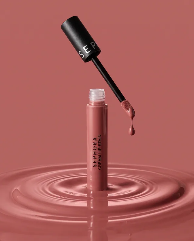 Une texture rose et un applicateur suspendu mettent la couleur au premier plan.