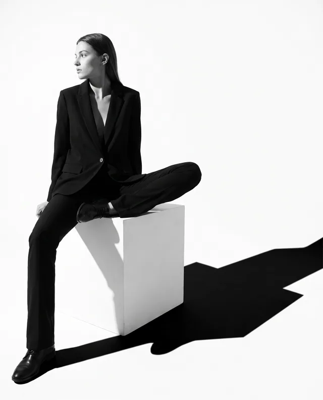 Un portrait en noir et blanc où le tailleur et les ombres dessinent la silhouette.